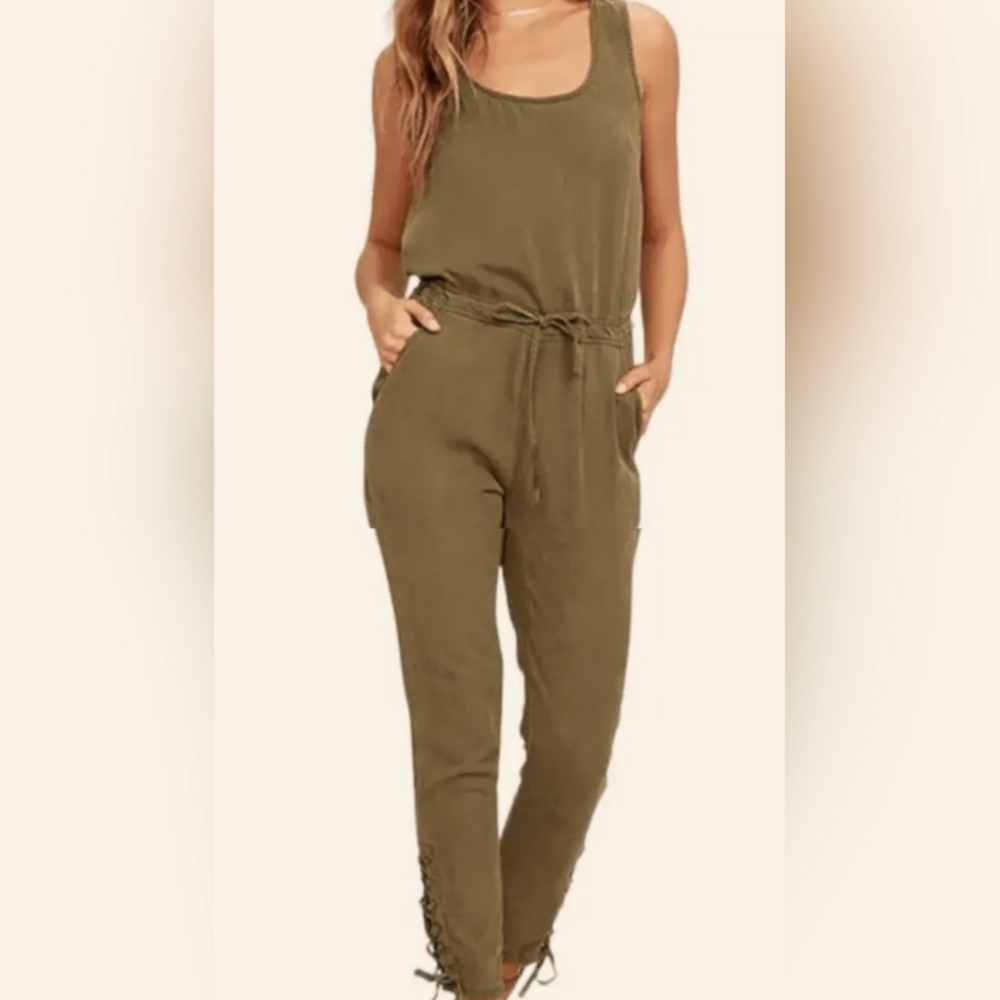 Green Casual Jumpsuit with Scoop Neckline and Tapered Legs